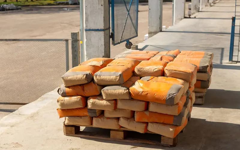 Sacs de ciment empilés sur une palette