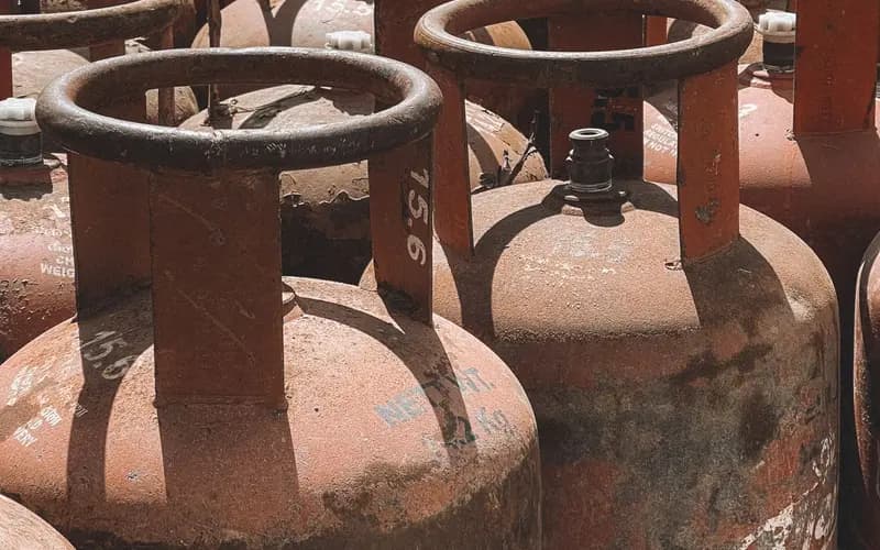 Bonbonnes de gaz alignées chez un dépositaire