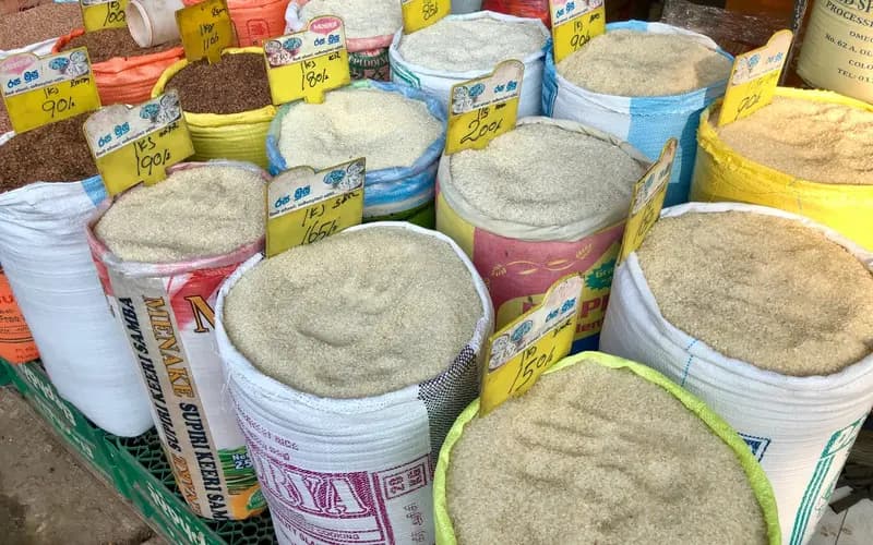 Sacs de riz ouverts sur un étal de marché